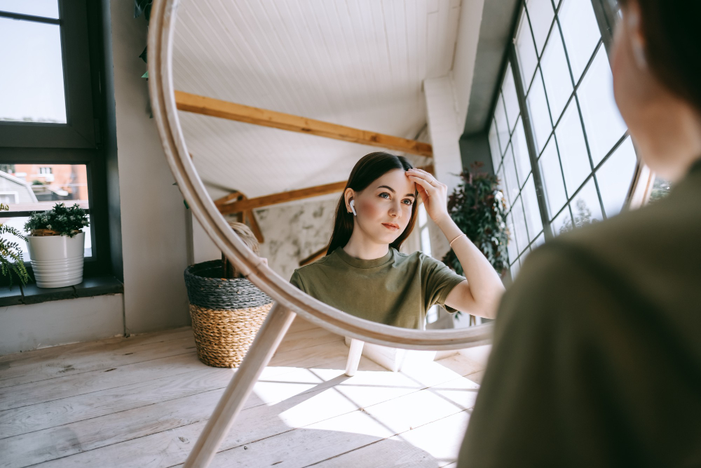 atractiva mujer joven feliz relajante casa