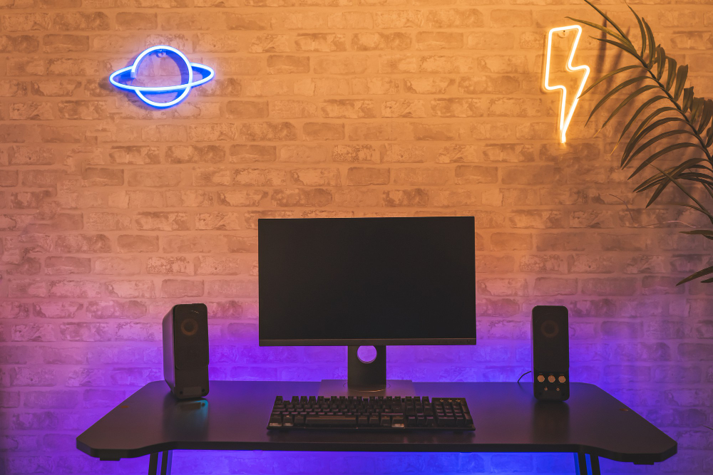 espacio trabajo jugador computadora monitor pantalla negra neones luces colores gamer rig