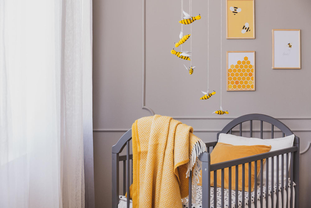 manta amarilla cuna madera gris dormitorio bebe brillante detalles amarillo
