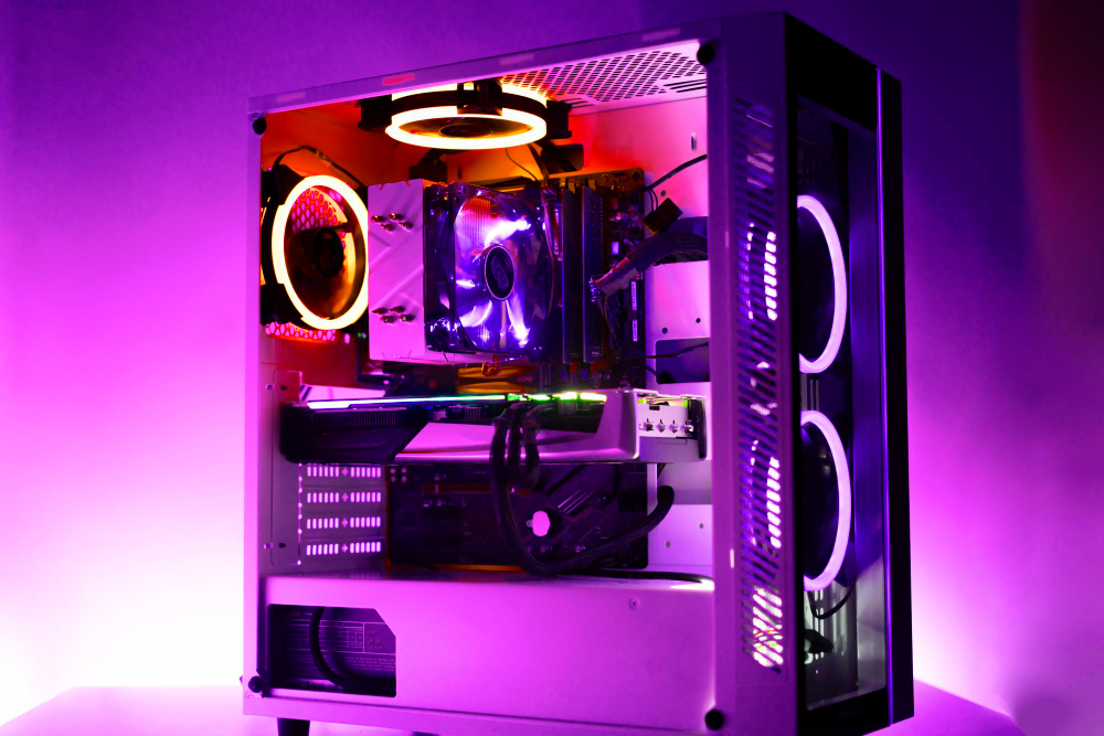 nueva poderosa computadora juego moderna hermosas luces rgb diferentes colores caja vidrio sobre mesa oscuridad