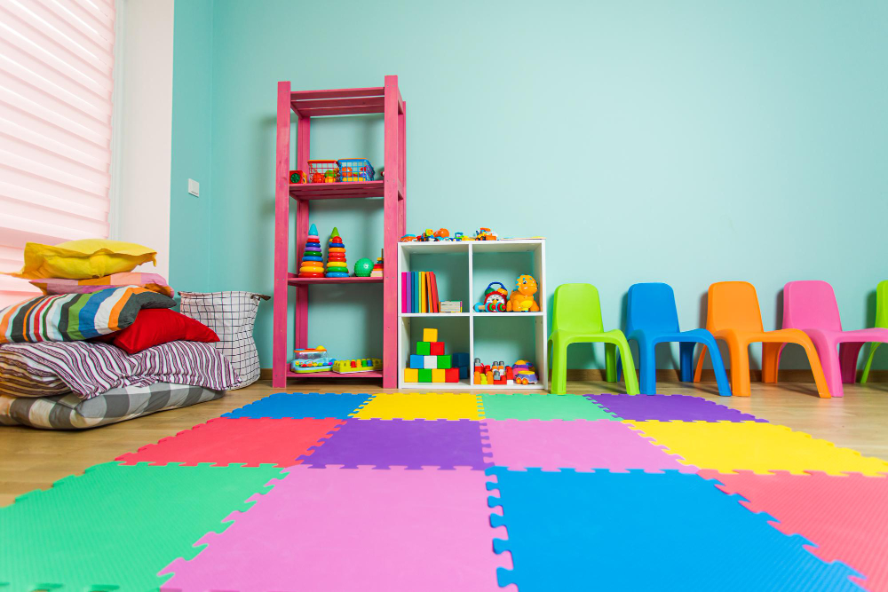 sala juegos muebles coloridos juguetes ninos estan bellamente dispuestos armarios alfombras colores suelo