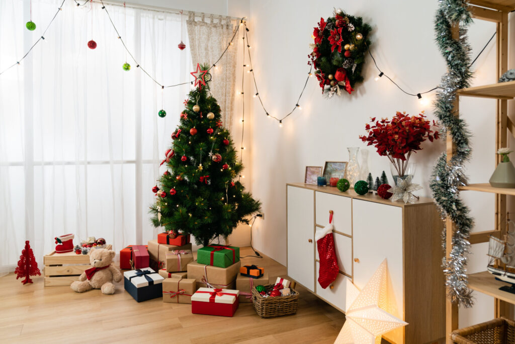 arbol navidad decorado regalos envueltos debajo decoracion festiva interior moderno acogedor
