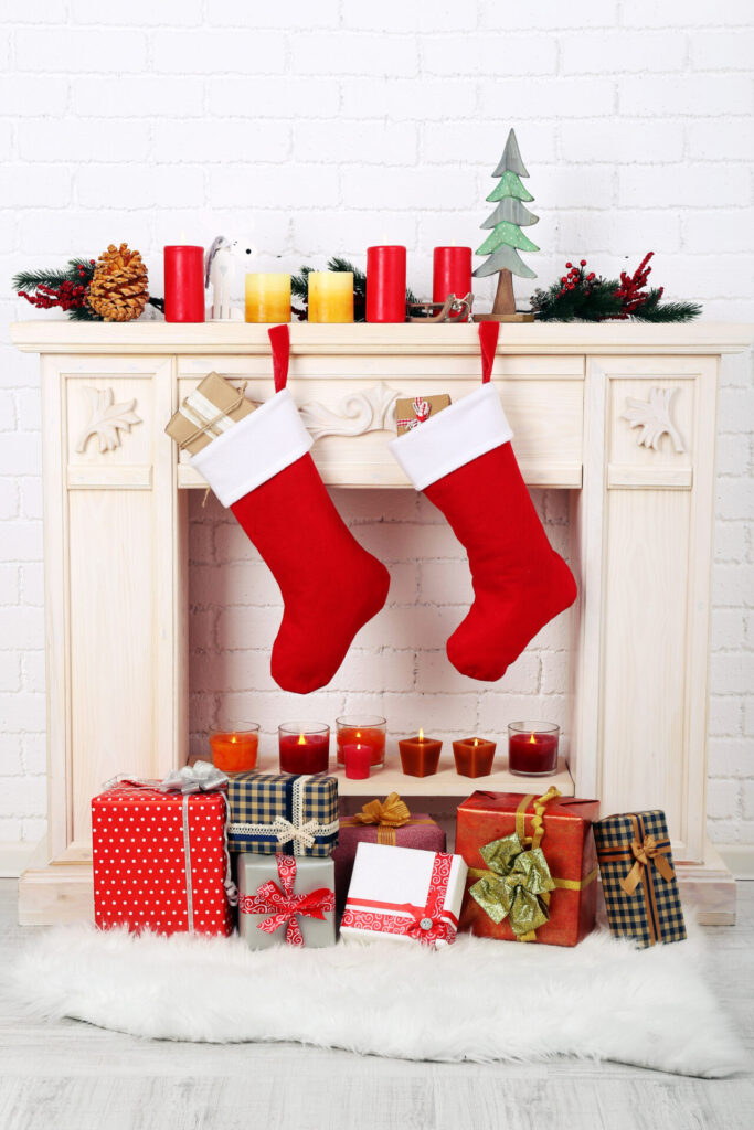 calcetines navidad colgando chimenea habitacion
