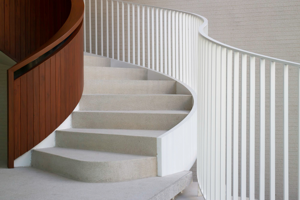 edificio oficinas escalera curva blanca stock photo