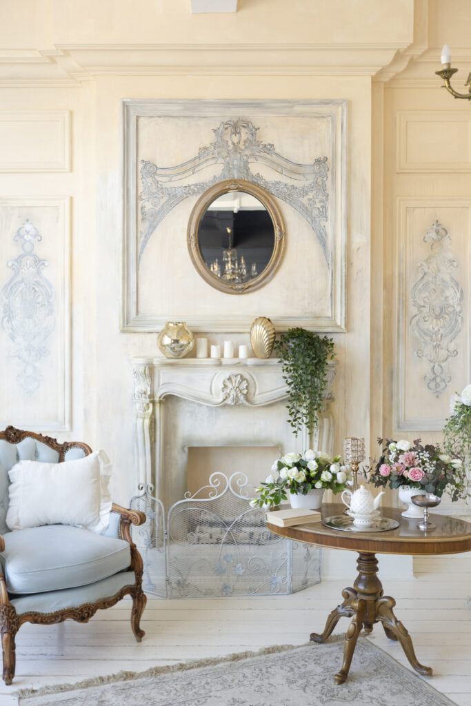 interior lujoso sala estar color beige pastel muebles antiguos costosos estilo barroco paredes decoradas estuco frescos