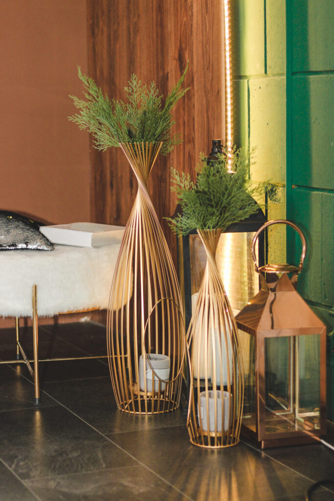 mesa decorativa candelabros composicion verde como decoracion interior decoracion