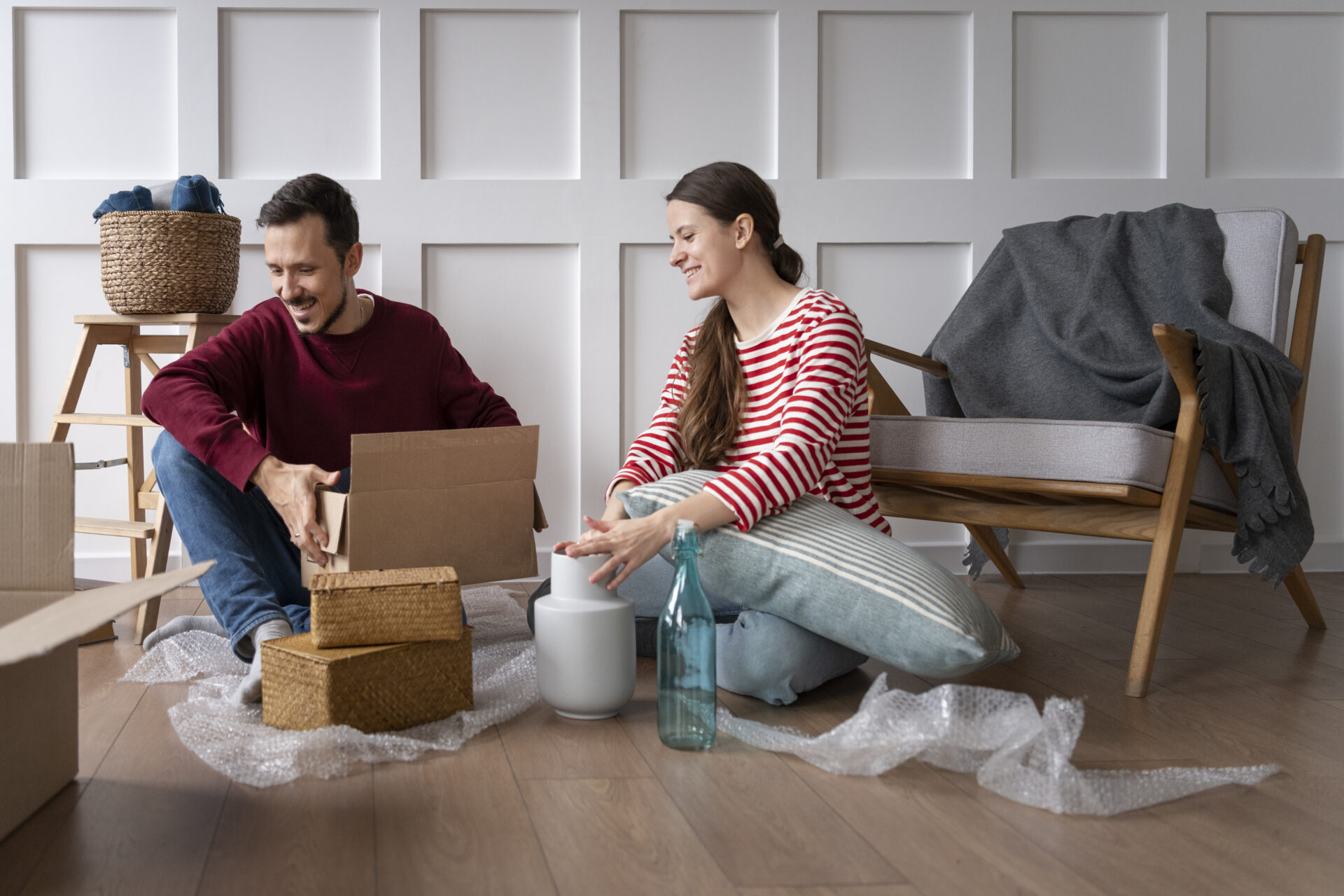 pareja joven mudandose nueva casa